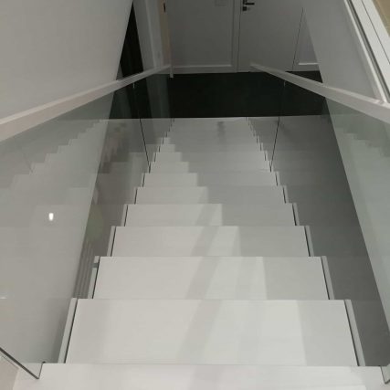 schody dywanowe biały połysk