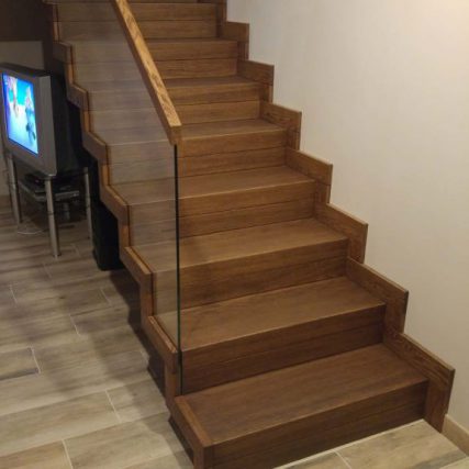 schody dywanowe z podestem