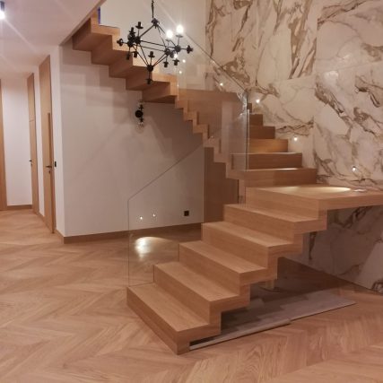 schody dywanowe z podestem 2