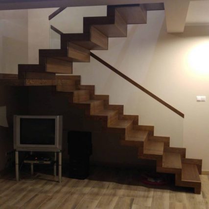 schody dywanowe z podestem