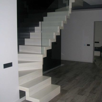 schody dywanowe białe