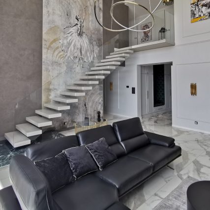 Schody półkowe z balustradą szklaną