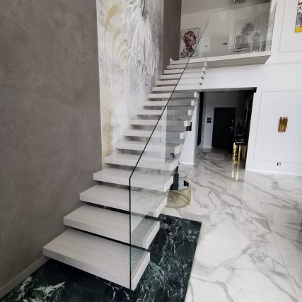 Schody półkowe z balustradą szklaną