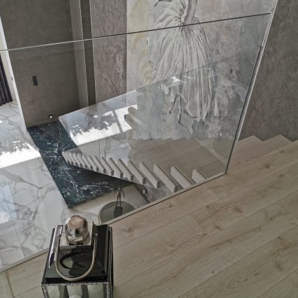 Schody półkowe z balustradą szklaną