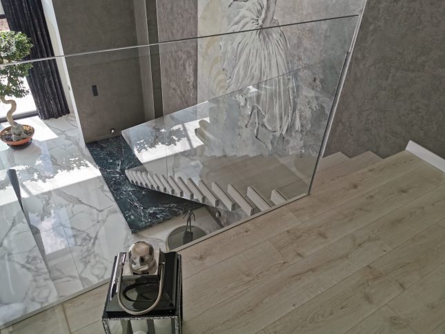 Schody półkowe z balustradą szklaną