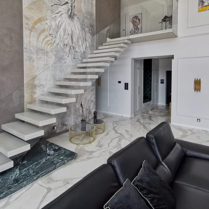 Schody półkowe z balustradą szklaną
