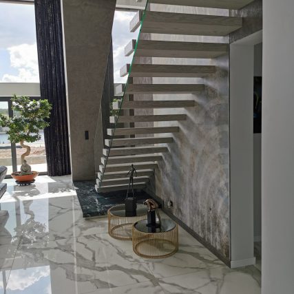 Schody półkowe z balustradą szklaną