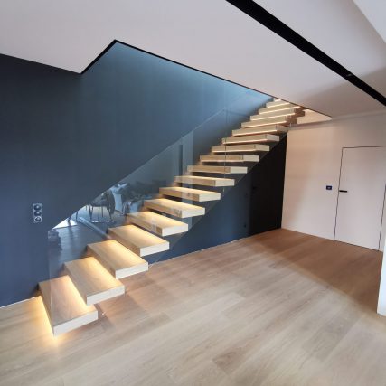 Schody półkowe z podświetleniem LED