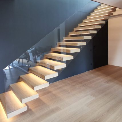 Schody półkowe z podświetleniem LED