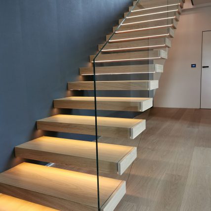 Schody półkowe z podświetleniem LED