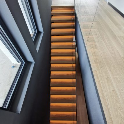 Schody półkowe z podświetleniem LED