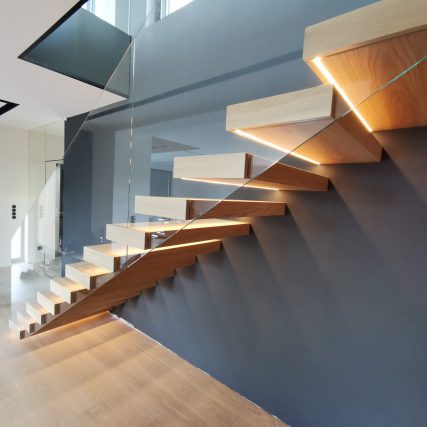 Schody półkowe z podświetleniem LED